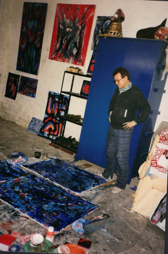 Hilko Weerda bei einem großformatigen Bild im Lübecker Atelier, 1991