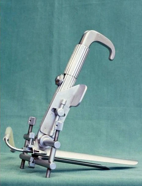 Prototyp des Spreizlaryngoskops, 1977 von Hilko Weerda mit Herrn Pedersen entwickelt.