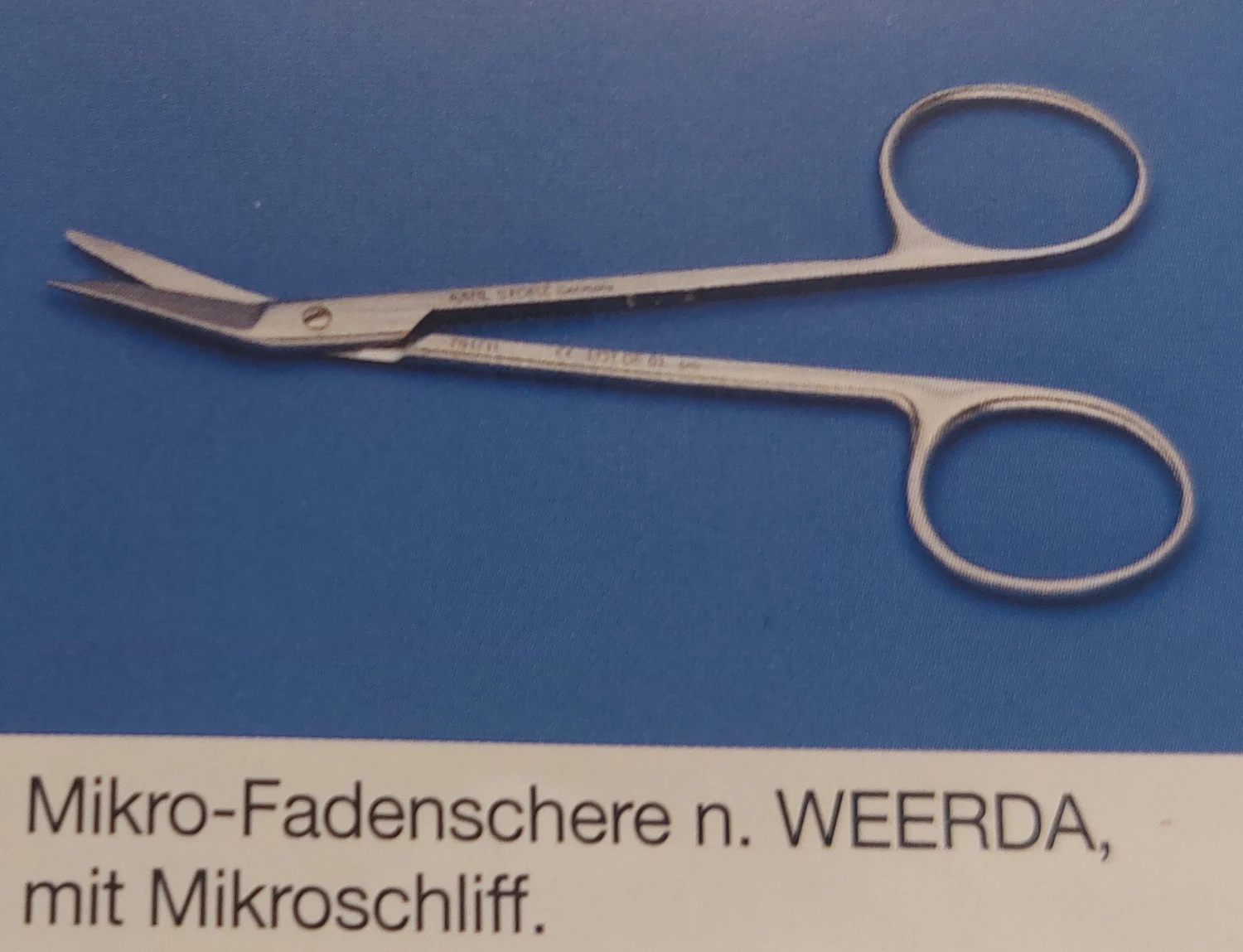 Feine gebogene Fadenschere mit mikrogezahnter Spitze.